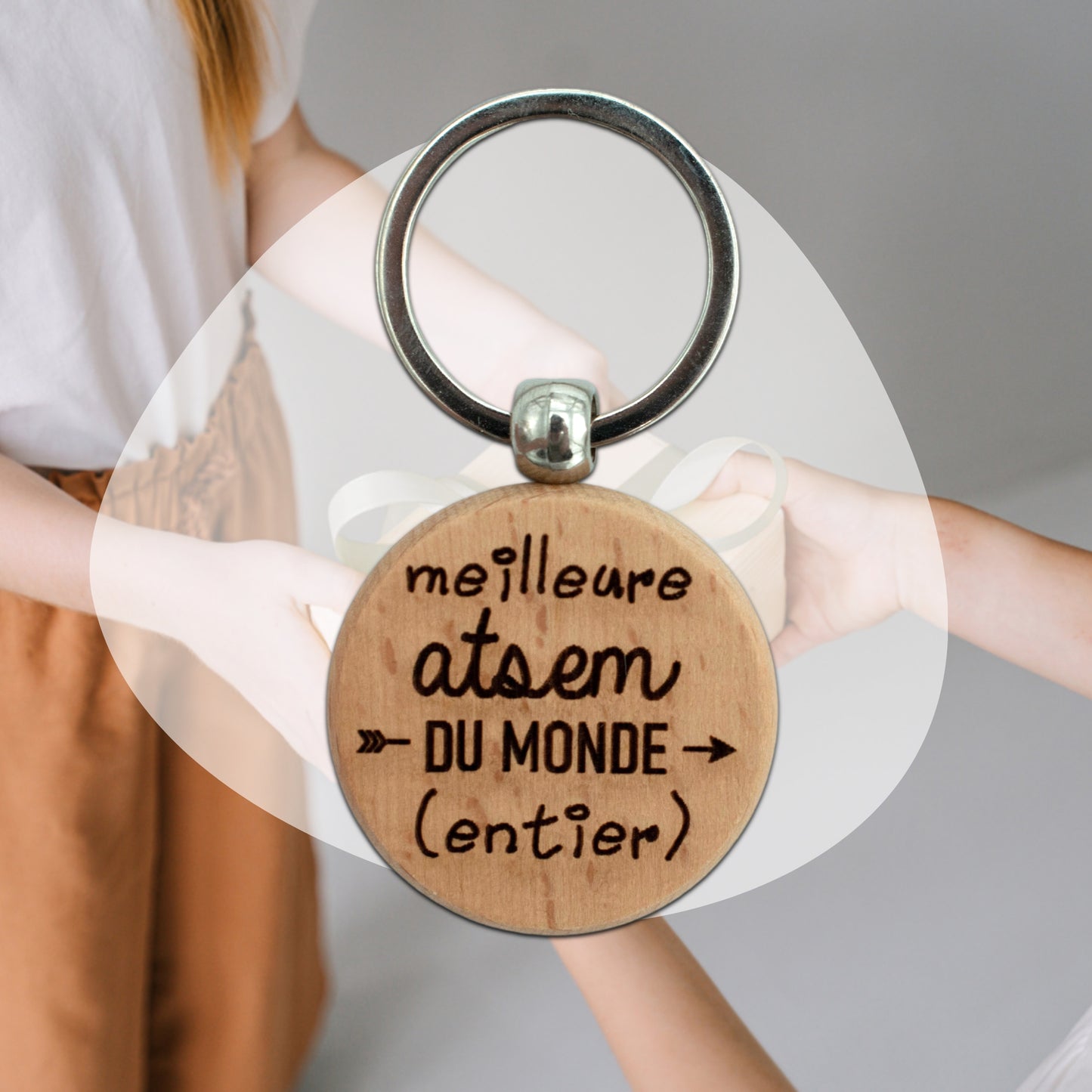 PORTE-CLEFS ROND EN BOIS - ATSEM - MEILLEURE DU MONDE ENTIER