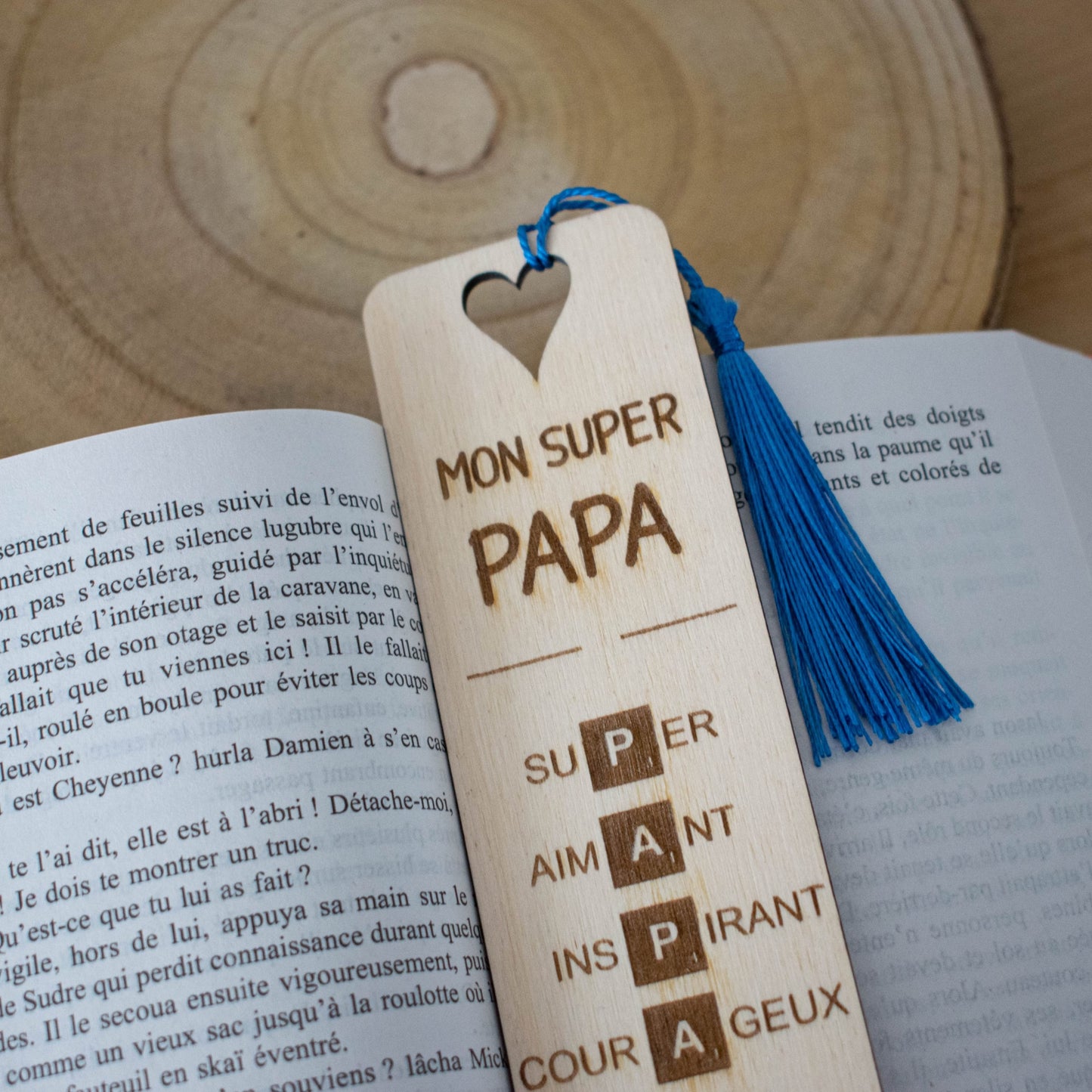 MARQUE-PAGES EN BOIS AVEC POMPON - BLEU - PAPA - SCRABBLE