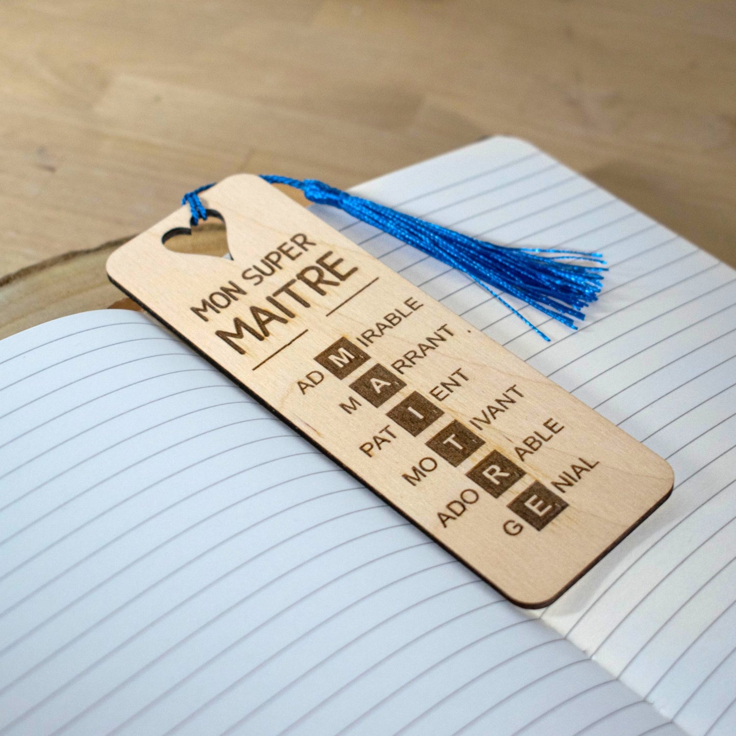 MARQUE-PAGES EN BOIS AVEC POMPON - BLEU - MAITRE - SCRABBLE
