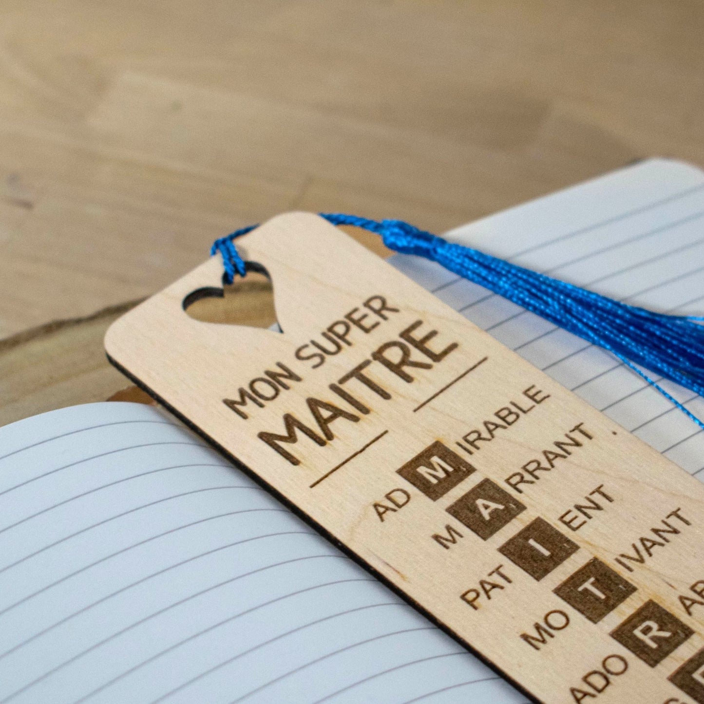 MARQUE-PAGES EN BOIS AVEC POMPON - BLEU - MAITRE - SCRABBLE
