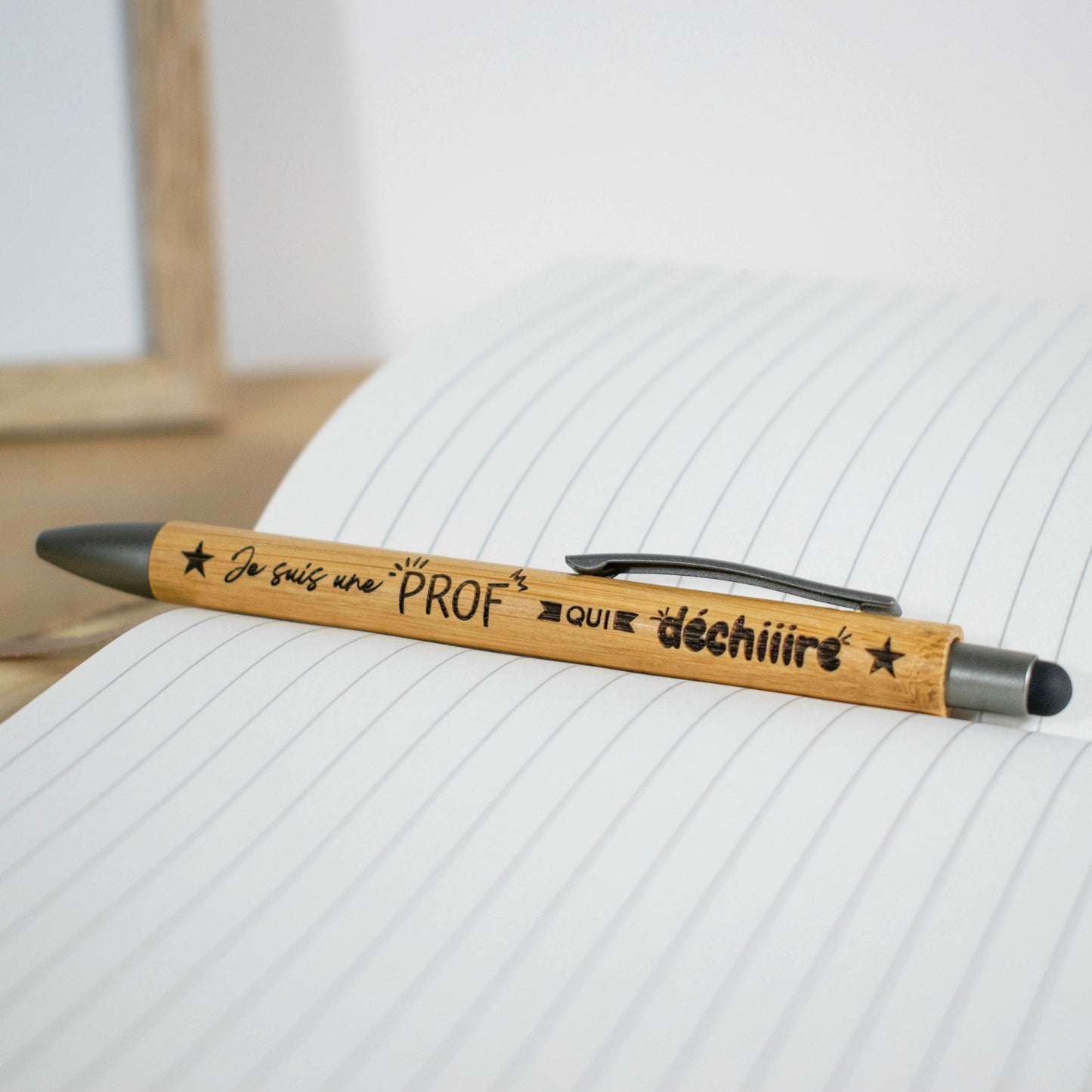 STYLO BAMBOU AVEC EMBOUT TACTILE - PROF - UNE PROF QUI DECHIRE
