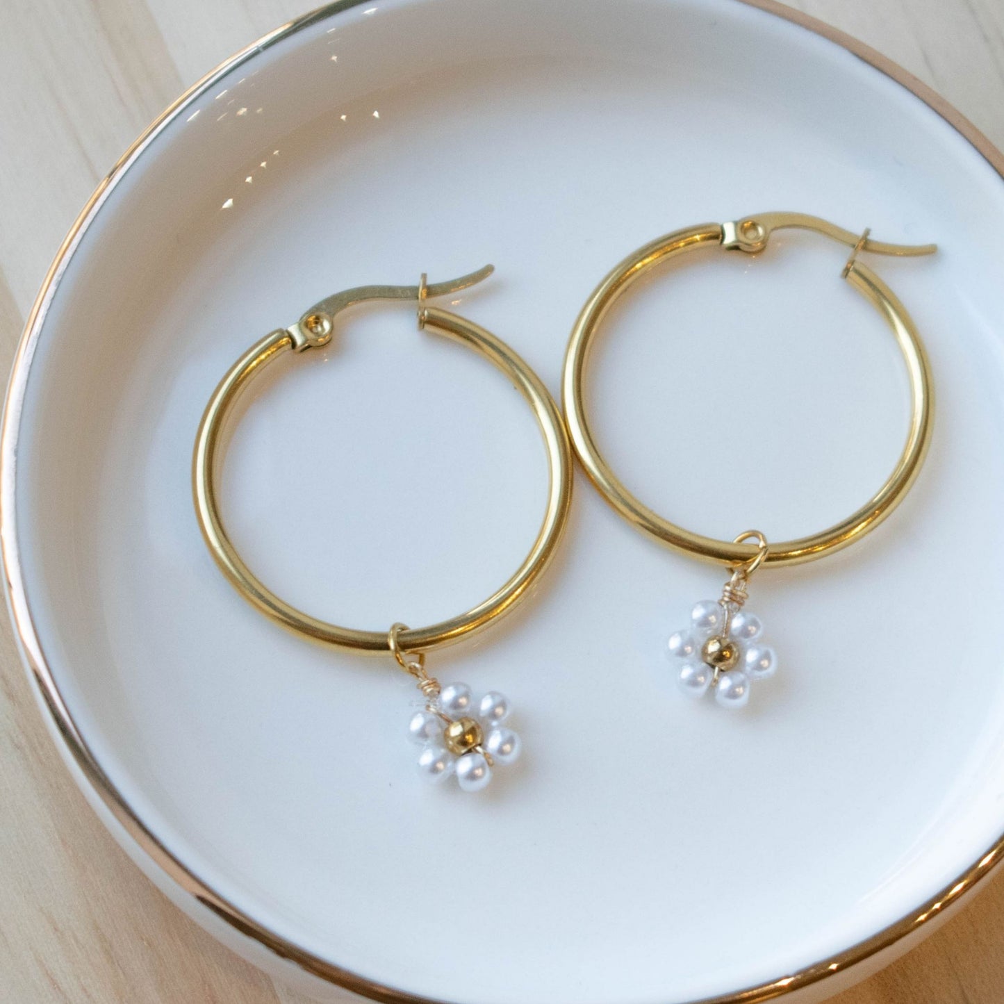 BOUCLES D'OREILLES - CREOLES FLEURS BLANCHES