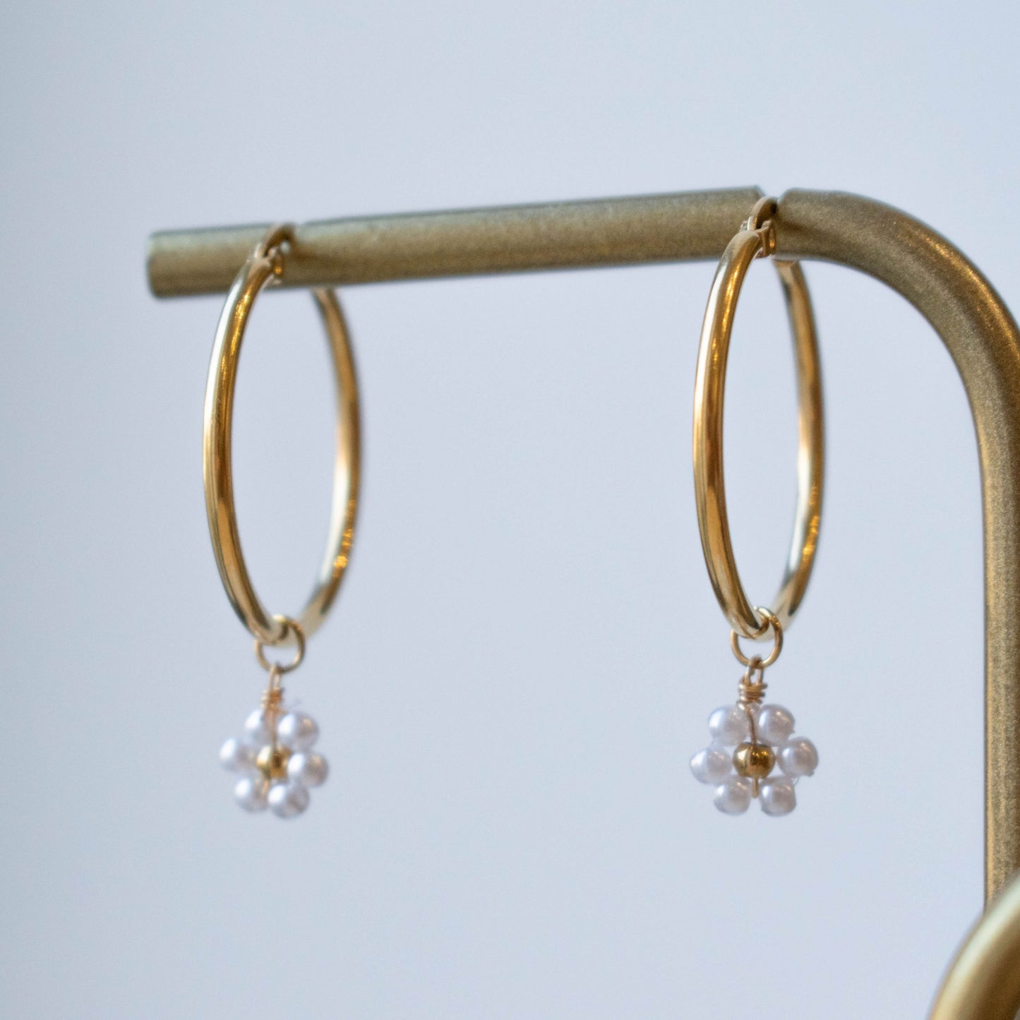 BOUCLES D'OREILLES - CREOLES FLEURS BLANCHES
