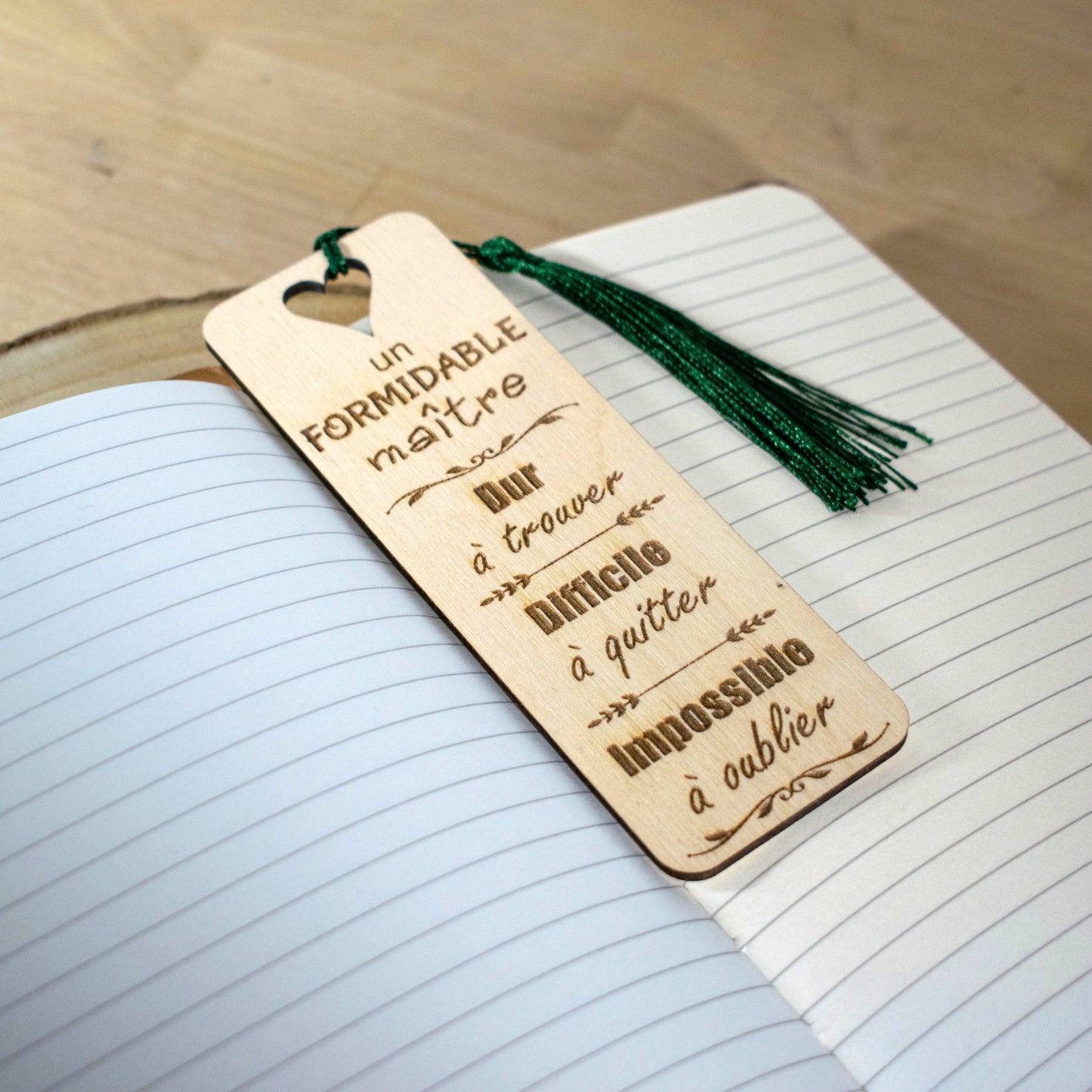 MARQUE-PAGES EN BOIS AVEC POMPON - VERT - MAITRE - DIFFICILE