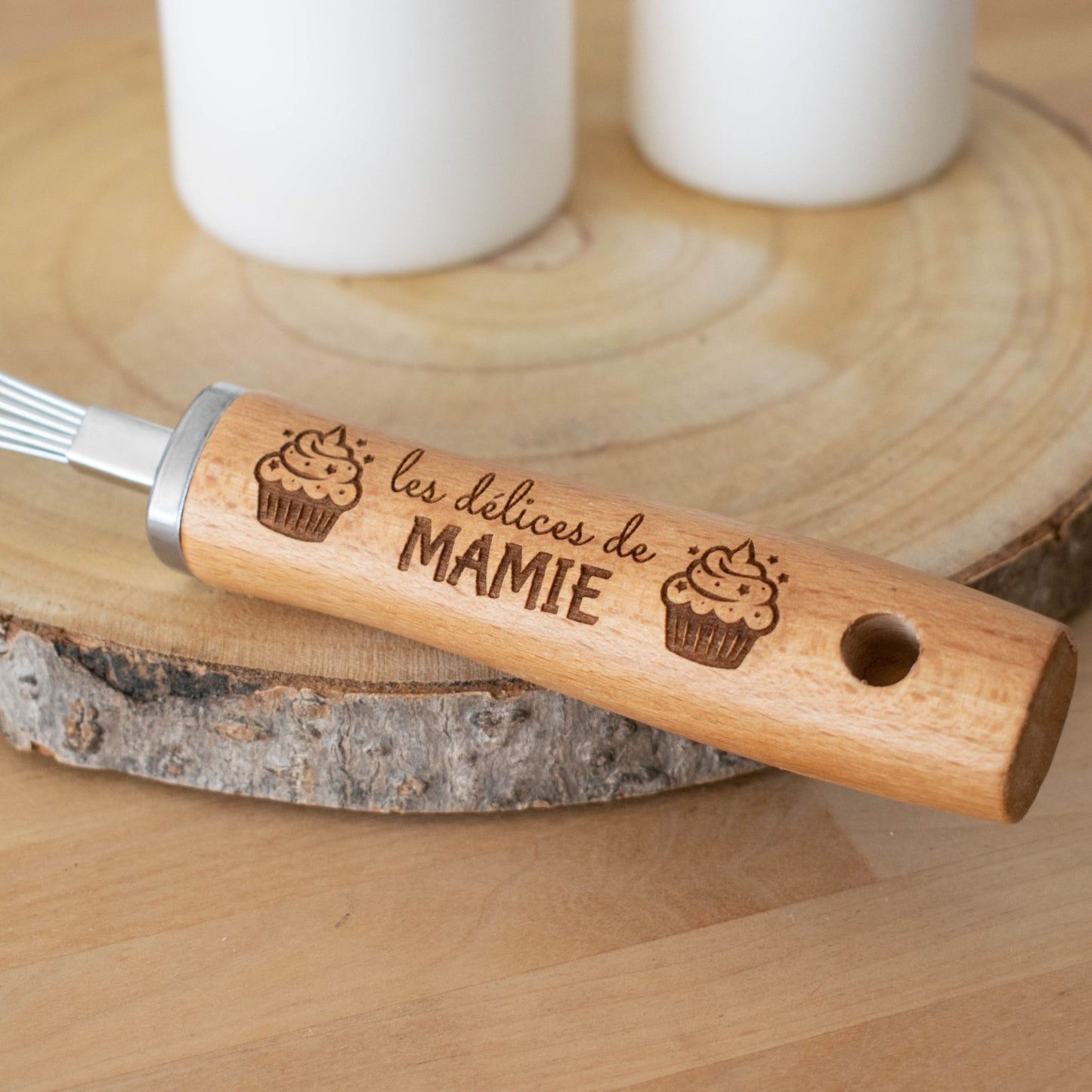 FOUET EN ACIER ET MANCHE EN BOIS - MAMIE - LES DELICES DE MAMIE